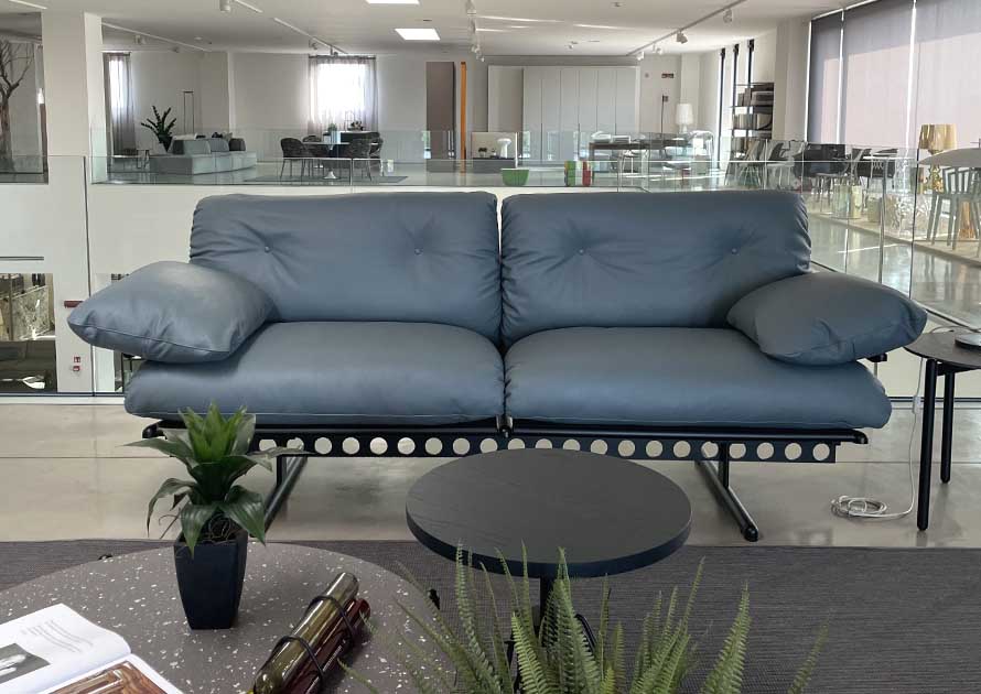 Poltrona Frau, Ouverture